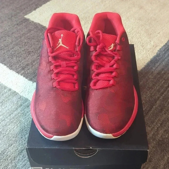 Jordan B. FLY BG SIZE 5.5Y UNIVERSITY RED/WHITE - Picture 1 of 6